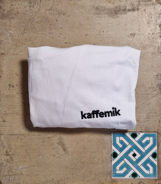 "kaffemik" T-Shirt mit gesticktem Schriftzug - kaffemikKAFFEMIK (AT)Merch